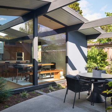 Flowing Courtyard Eichler
