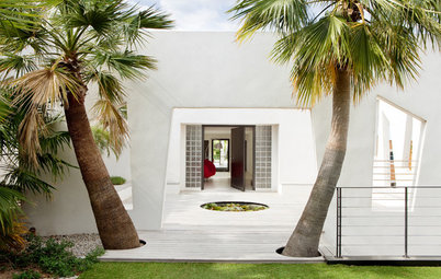 Houzz Tour: Sea Views and Sunshine on the French Riviera