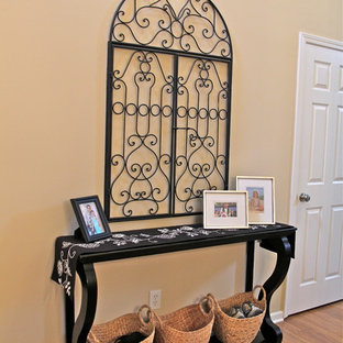 Неиссякаемый источник вдохновения для домашнего уюта: маленькое фойе в классическом стиле с одностворчатой входной дверью, бежевыми стенами и полом из бамбука