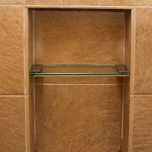 Ispirazione per una stanza da bagno padronale moderna di medie dimensioni con ante con riquadro incassato, ante in legno bruno, vasca ad angolo, doccia aperta, piastrelle beige, piastrelle in ceramica, pareti beige, pavimento con piastrelle in ceramica, lavabo integrato, top in quarzo composito, pavimento beige e porta doccia a battente