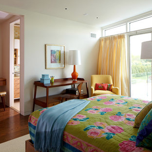 Diseño de dormitorio moderno con paredes blancas y suelo de madera en tonos medios