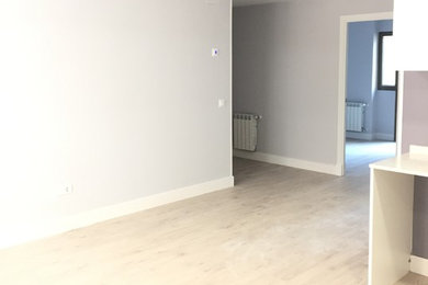 Источник вдохновения для домашнего уюта: открытая гостиная комната среднего размера в стиле модернизм с серыми стенами