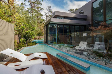 Großer Moderner Pool neben dem Haus in individueller Form mit Wasserspiel und Natursteinplatten in Sydney