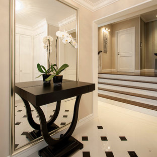 Réalisation d'un hall d'entrée bohème avec un mur beige, un sol en carrelage de céramique et une porte double.