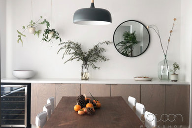 Foto de comedor de cocina moderno de tamaño medio con paredes blancas y suelo de madera clara
