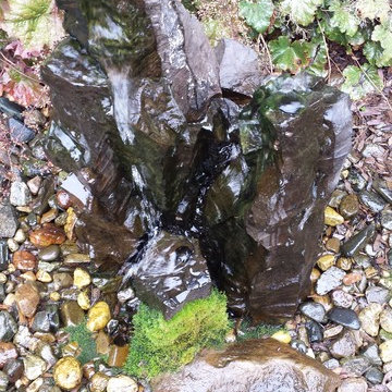 Colavolpe : 3 Basalt Column Fountain - Wallingford