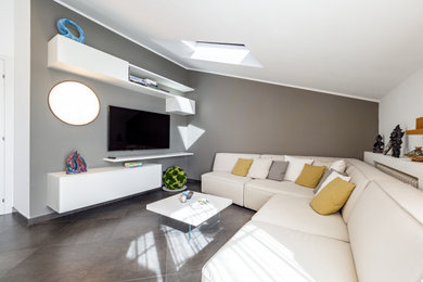 Foto di un soggiorno moderno di medie dimensioni con pareti grigie, pavimento in gres porcellanato, TV a parete, pavimento grigio e soffitto ribassato