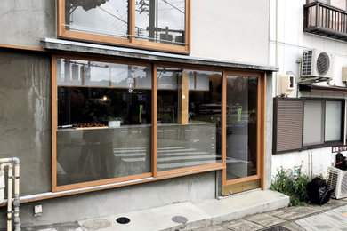 名古屋にある小さなラスティックスタイルのおしゃれな家の外観 (漆喰サイディング) の写真