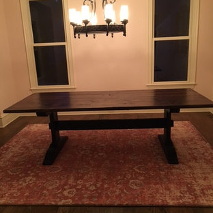 Klassisches Esszimmer mit rosa Wandfarbe und dunklem Holzboden in Charlotte