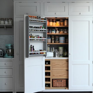 Einzeilige, Mittelgroße Klassische Küche mit Schrankfronten im Shaker-Stil, grauen Schränken, Marmor-Arbeitsplatte, Küchenrückwand in Grau, Rückwand aus Stein, hellem Holzboden, Kücheninsel und Vorratsschrank in London