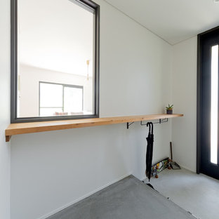 大阪の中サイズのおしゃれな玄関ホール (白い壁、コンクリートの床、グレーの床) の写真