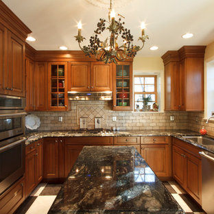 Пример оригинального дизайна: п-образная кухня среднего размера в классическом стиле с кладовкой, врезной раковиной, фасадами с выступающей филенкой, фасадами цвета дерева среднего тона, столешницей из гранита, разноцветным фартуком, фартуком из травертина, техникой из нержавеющей стали, полом из керамической плитки, островом, разноцветным полом и разноцветной столешницей