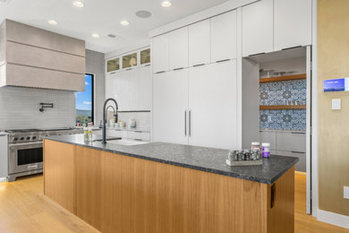 Example of a minimalist kitchen design in Salt Lake City