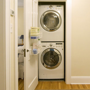 Modelo de armario lavadero clásico con lavadora y secadora apiladas