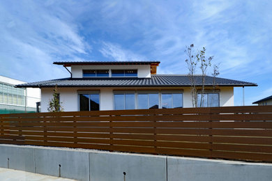 中くらいな和モダンなおしゃれな家の外観 (漆喰サイディング、長方形) の写真