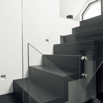 Moderne Faltwerktreppe mit Glasgeländer in Neubau in Luxemburg