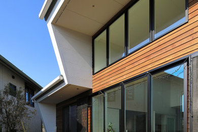 Diseño de fachada de casa marrón y negra de dos plantas con revestimiento de madera, tejado de un solo tendido, tejado de metal y tablilla