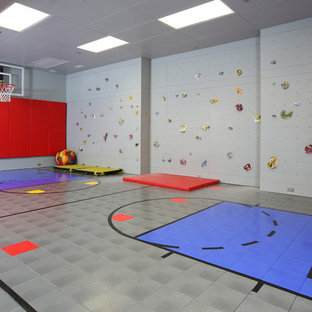 ボストンのコンテンポラリースタイルのおしゃれな室内コート (グレーの壁、グレーの床) の写真