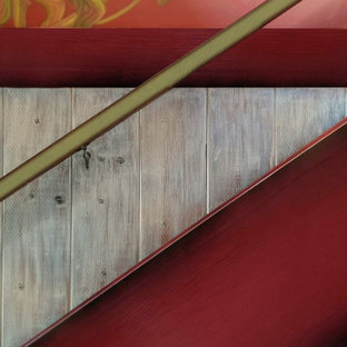 Modelo de escalera recta y madera, de estilo de casa de campo, de tamaño medio, con escalones de madera, barandilla de madera y madera