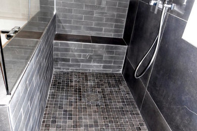 Cette photo montre une grande salle de bain principale tendance avec une douche à l'italienne et des carreaux de céramique.