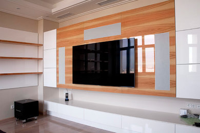 Свежая идея для дизайна: огромный домашний кинотеатр в современном стиле с телевизором на стене - отличное фото интерьера