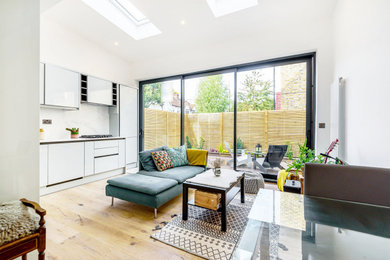 This is an example of a contemporary living room in London.