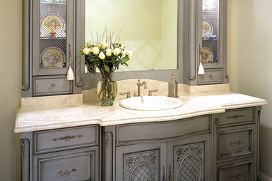 Example of a classic bathroom design in New York