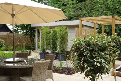 Inspiration for a mid-sized contemporary garden in Berkshire.