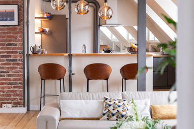 Cette photo montre un salon tendance.