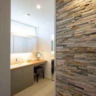 Idee per un grande bagno di servizio minimalista con ante a filo, ante grigie, pavimento in linoleum, top in legno, pavimento grigio e top arancione