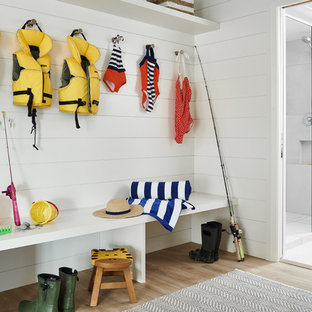 Выдающиеся фото от архитекторов и дизайнеров интерьера: тамбур среднего размера в стиле кантри с белыми стенами, полом из винила и серым полом