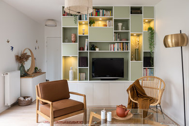Foto de salón abierto actual de tamaño medio con paredes blancas, suelo de madera clara y suelo marrón