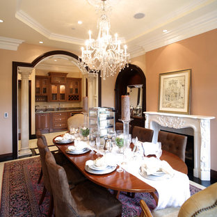 Cette image montre une grande salle à manger traditionnelle fermée avec un mur beige, moquette, une cheminée standard, un manteau de cheminée en plâtre et un sol violet.