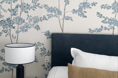 Diseño de dormitorio principal tradicional renovado de tamaño medio con papel pintado y con escritorio