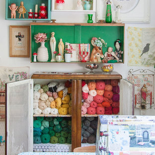 Idéer för att renovera ett shabby chic-inspirerat hobbyrum, med vita väggar