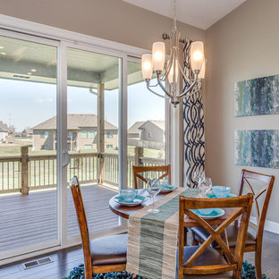 ウィチタの中サイズのトランジショナルスタイルのLDKの画像 (ベージュの壁、濃色無垢フローリング)