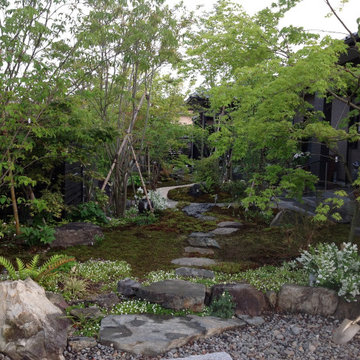 小川の流れる雑木の庭