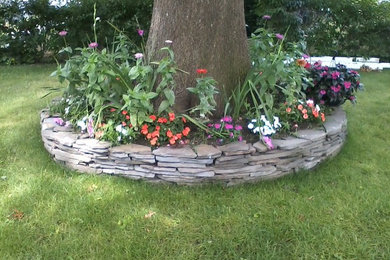 Inspiration for a traditional landscaping in Columbus.