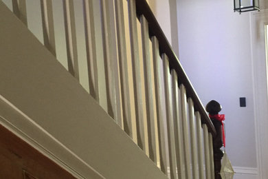 ホバートにあるトラディショナルスタイルのおしゃれな階段の写真