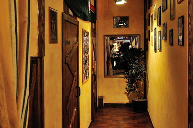 Источник вдохновения для домашнего уюта: коридор среднего размера в стиле кантри с желтыми стенами, полом из керамической плитки и коричневым полом