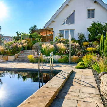 Naturpool und Gartenteich in Hanglage – ruhiger Familiengarten in Loipersbach
