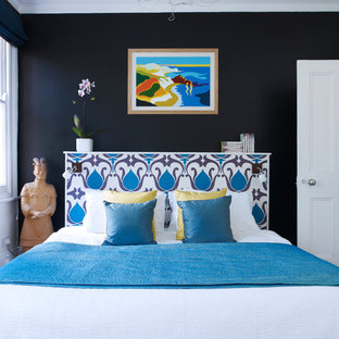 Foto de dormitorio contemporáneo con paredes negras