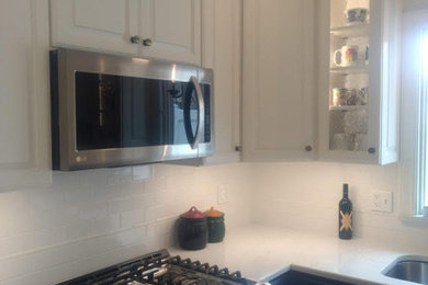 Example of a kitchen design in Cleveland
