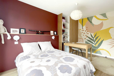 Imagen de dormitorio moderno de tamaño medio sin chimenea con paredes amarillas, suelo laminado, suelo beige y papel pintado