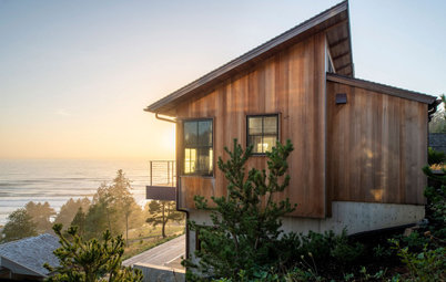 Houzz Tour: Gravity-Defying Beach House With Nods to the 1970s