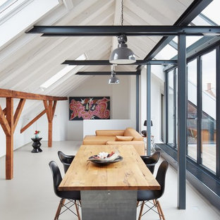 Exempel på en modern matplats med öppen planlösning, med vita väggar och linoleumgolv