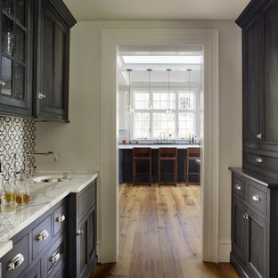 Klassische Küche mit Waschbecken, Schrankfronten mit vertiefter Füllung und dunklen Holzschränken in Boston