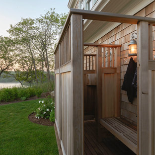 他の地域の中サイズのビーチスタイルのおしゃれな横庭のテラス (屋外シャワー、日よけなし) の写真