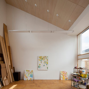 他の地域のモダンスタイルのおしゃれなホームオフィス・仕事部屋 (白い壁、無垢フローリング、茶色い床) の写真