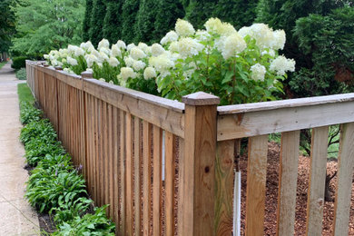 Стильный дизайн: солнечный участок и сад среднего размера на переднем дворе в классическом стиле с хорошей освещенностью и с деревянным забором - последний тренд